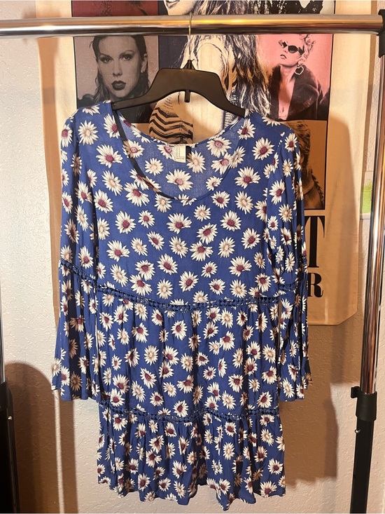 Forever 21 Dresses & Skirts - Forever 21 Blue Daisy Floral Long Sleeve Dress Women’s Medium